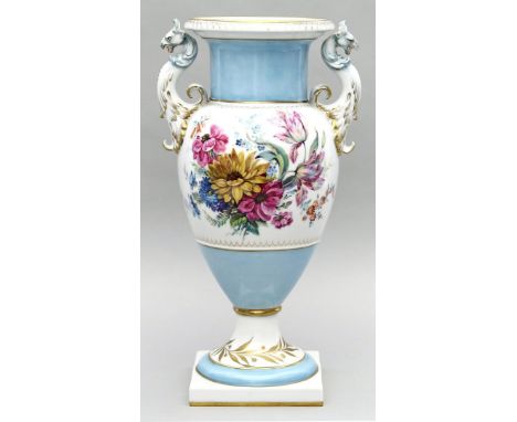 Vase mit Greifenhenkeln, KPM Berlin. Bunte Blumenmalerei, Golddekor und hellblauer Fond. Qualitätvolle Hausmalerei, sign. K. 