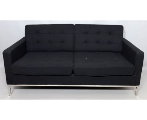 Sofa (Zweisitzer). Schwarzer Stoff. Rechteckiges Gestell mit losen Kissen und Metallgestell/-beinen. Gebrauchsspuren, 1 Knopf