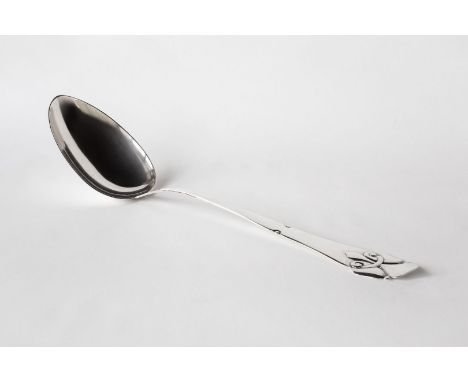 Großer Vorlegelöffel. 830/000 Silber, 136 g. Nach unten verbreiterter Griff mit stilisiertem, floralen Reliefdekor. Griff rüc