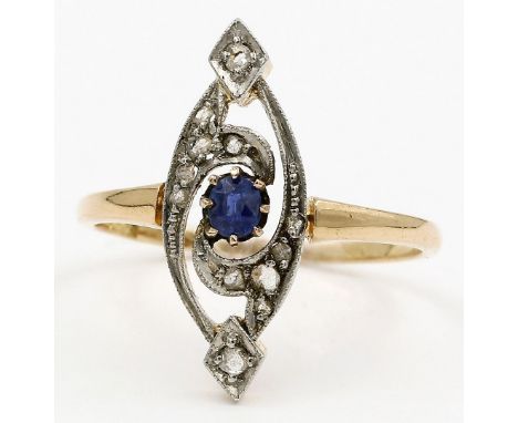 Jugenstil-Ring. 18 kt. GG und WG, brutto 2,8 g. Durchbrochen gearbeiteter, navetteförmiger Ringkopf, besetzt mit oval facetti