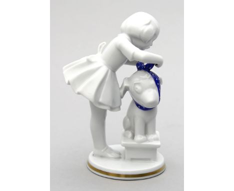 Oppel,Gustav (1891 Volkstedt - Berlin 1978) "Erste Hilfe", Mädchen beim Verbinden eines Hundes mit Zahnschmerzen. Porzellan. 