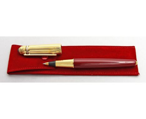 Rollerball, Cartier. Modell "Pasha". Brauner Chinalack und vergoldetes Metall. Kappe mit Saphircabochon als Bekrönung. Gem. "