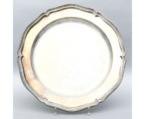 Runde Vorlegeplatte. 835/000 Silber, 949 g. Form "Chippendale", mit abgestuftem Rand. Gebrauchsspuren, Kratzer. Mz. Wilkens &
