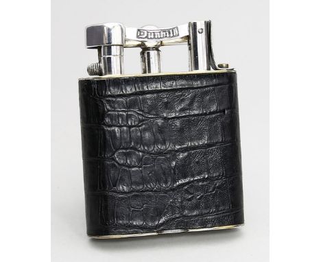 Art Deco-Tischfeuerzeug, Dunhill, "Giant table lighter Liftarm". Messing, versilbert, schwarzes Leder mit Reptiloptik. Benzin