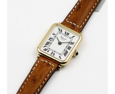 Damenarmbanduhr "Chopard". Rechteckiges Gehäuse mit gerundeten Ecken 750/000 GG. Weißes Zifferblatt mit schwarzen, römischen 