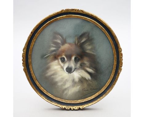 Kirmse, Persis (1884 Bournemouth - Turnbridge Wells 1955) Portrait eines Kleinspitz. Pastell, re. u. sign. D. 18,5 cm. R.