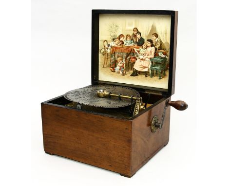 Historismus-Polyphon. Schlichter Nussbaumkorpus. Spielwerk mit Kamm (vollständig) für Plattengröße D. 19,5 cm, Kurbelaufzug (