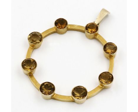 Kettenanhänger. 585/000 GG, brutto 4,5 g. Ring, besetzt mit acht rund facettierten wohl Citrinen (teils min. berieben). D. 4,