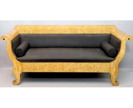 Biedermeier-Sofa. Schlichtes Birkengestell (ausgeblichen). Volutiernde Armstützen. Schwarzer Bezug und Rollkissen aus Rosshaa