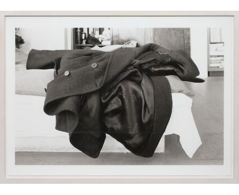 Domenig, Gerald (geb. 1953 in Villach) Mantel. Silbergelantineabzug. Blattmaß ca. 41,5x 59 cm. Freigestellt im R.