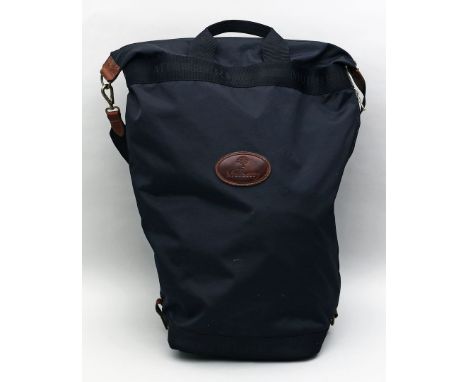 Travel Bag, Mulberry. Schwarzer, widerstandsfähiger Nylon mit Mulberry-Logoplatte aus braunem Leder. Messingfarbene Hardware,