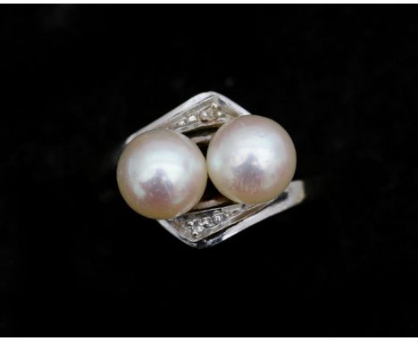 An 18 karat white gold ring set with two Akoya pearls approx.  1960. Made in Art Deco style, the top of the ring is set with 