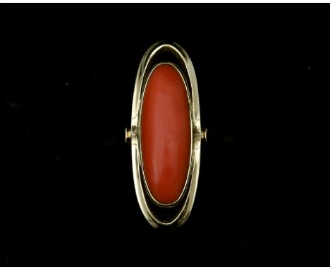 A 14 karat gold ring with oval cut red coral. The red coral is set in a smooth edge with a helo. Gross weight: 4.3 g. Ringmaa