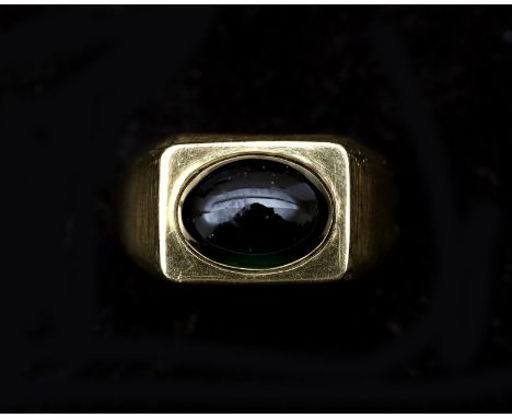 An 18 karat gold ring set with a green oval cabochon cut tourmaline approx. 10.5 x 7.5 mm. Gross weight: 11.6 g. Ringmaat: 17