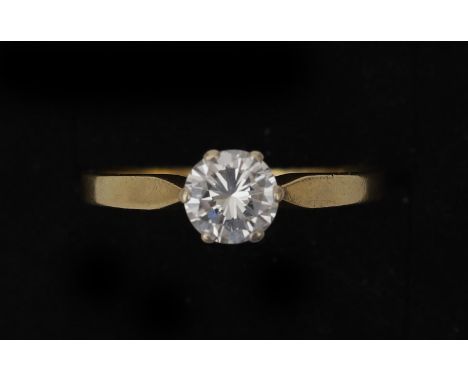 An 18 krt. gold solitaire ring set with diamond approx. 0.80 ct. The brilliant cut diamond is set in a six-legged chaton. Gro