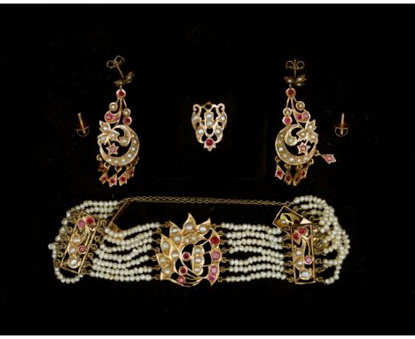 A box with jewelry set consisting of a four-piece strung freshwater pearl bracelet with a 14 krt. rose gold centerpiece, two 