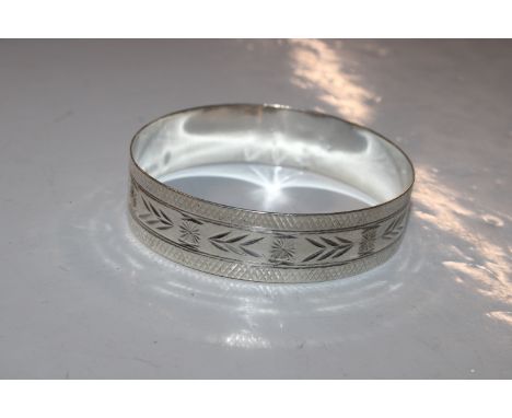 A vintage solid silver full bangle, approx. 24gms unmarked