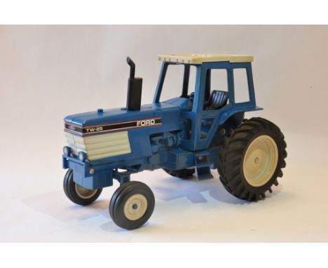 Ertl 1/16 Scale Ford TW25 Tractor. Excellent. 