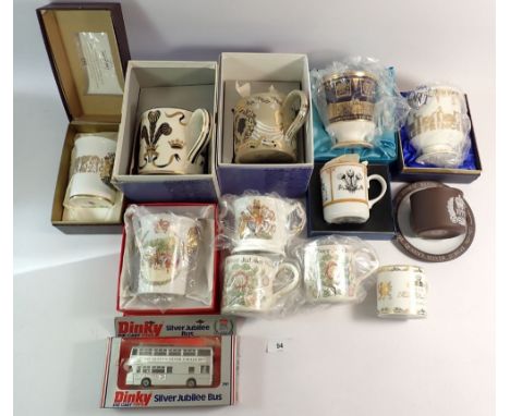 A group of boxed commemorative ceramics including Wedgwood QEII Jubilee mug, Spode, Coalport, Aynsley etc. 