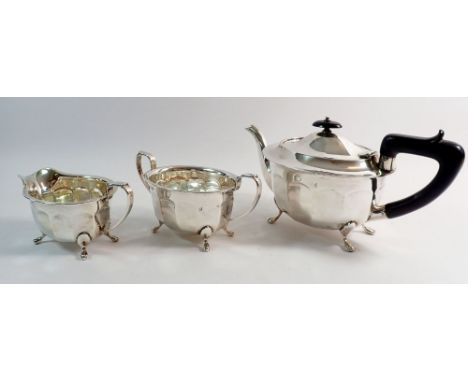 A silver three piece fluted tea service, Sheffield 1939 by Viners Ltd, 955g 