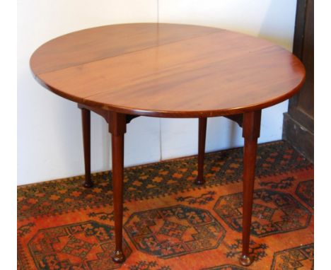Mahogany 20th century oval gate-leg table, 102cm long, 94cm wide and 66cm high.