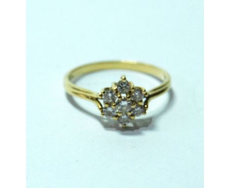 Diamond seven-stone cluster ring with brilliants, in gold, '750'. Condition Report Size M