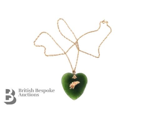 9ct yellow gold jade heart-shaped pendant and chain, the pendant having an applied gold fern and initials NZ (New Zealand). T