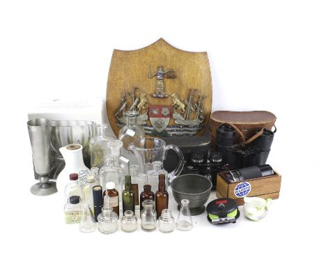 A group of assorted collectables. Including vintage glass bottles, a BFR SuperFly 95 fishing reel, etc. Max. H23cm
