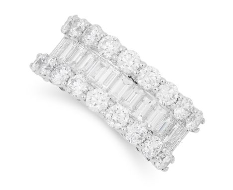 3.25 CARAT DIAMOND RING set with round and baguette cut diamonds totalling approximately 3.25 carats, size O / 7, 8.3g.