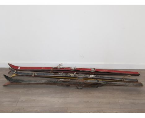 3 VINTAGE SKIS INCLUDING MILITARY WOODEN WW2 SET, KNEISSL PLASTIK AND TRUMPF GLUGEZER HALHAMMER TYROL