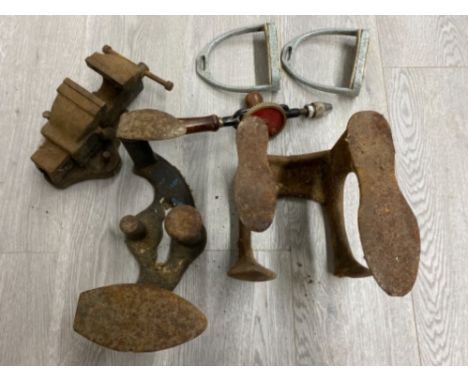 PAIR OF VINTAGE CAST IRON COBBLERS LASTS, BENCH VICE ETC