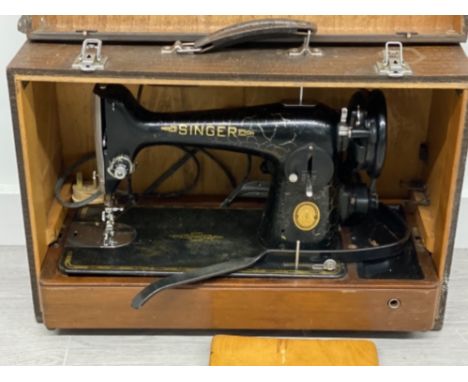 VINTAGE SINGER SEWING MACHINE IN ORIGINAL CARRY CASE