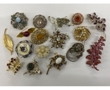 17 VINTAGE LADIES BROOCHES, ALL DIFFERENT DESIGNS WITH PEARLS AND GEMSTONES