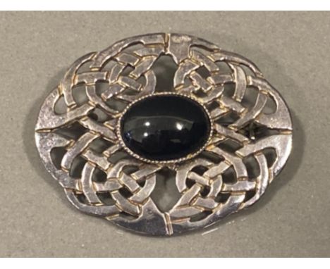 Silver &amp; Onyx Celtic design brooch 9.3G gross