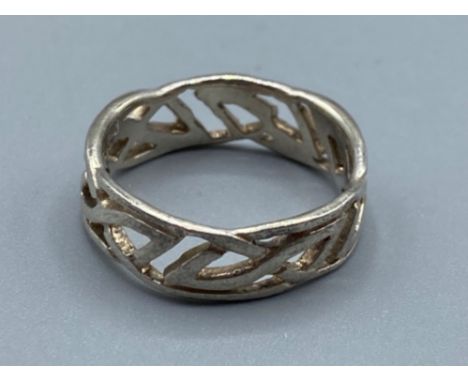 Silver celtic design band ring, 3.2g