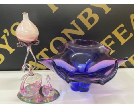 Vintage swirl coloured glass oil lamp together with 2x pink swans on mirrored base, also includes a large art glass centre bo