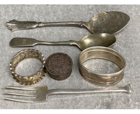 4 silver items includes 2x napkin rings, fork &amp; small trinket - combined silver weight 67.3G, together with 2x silver pla