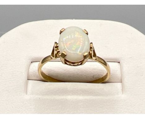 Ladies 9ct gold opal ring. Size R (1.6g)