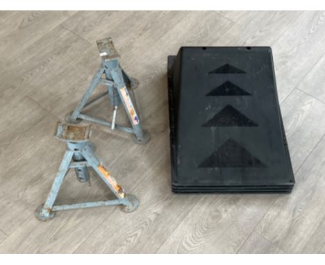 2 vehicle props and 4 ramps
