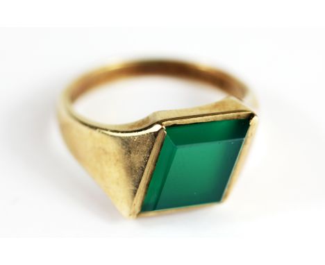 A gentleman's 9ct yellow gold chrysoprase set ring, (N).