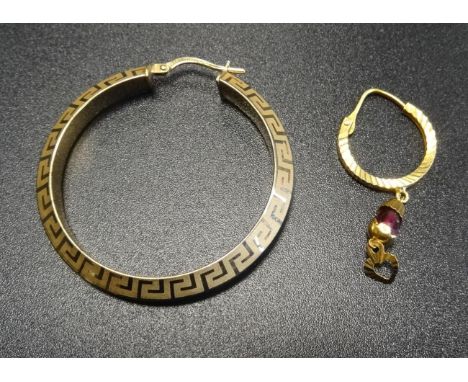 SINGLE TWENTY-ONE CARAT GOLD EARRINGset with a ruby (1 gram) and a single nine carat gold hoop earring with Greek key decorat