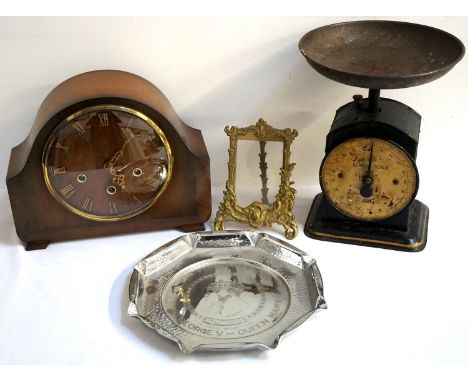 SMALL LOT OF COLLECTABLESincludes a Smiths chiming mantel clock with key, small brass framed picture easel, George V and Quee