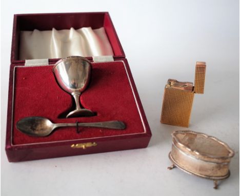A SILVER TRINKET BOX AND TWO FURTHER ITEMS (3)The shaped oval trinket box with engraved decoration, raised on four feet, Birm