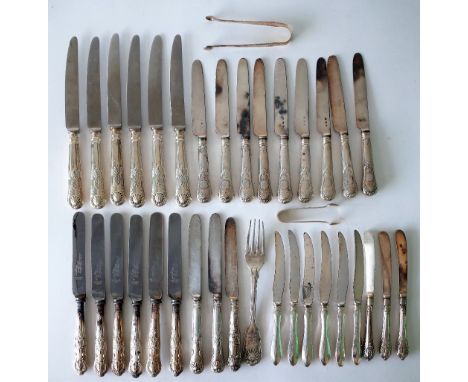 THREE ITEMS OF SILVER FLATWARE AND A GROUP OF KNIVES, MOSTLY WITH LOADED SILVER HANDLES (QTY)The silver comprising two pairs 