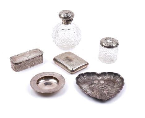 A EUROPEAN HEART SHAPED TRINKET DISH AND FIVE FURTHER SILVER AND SILVER MOUNTED ITEMS (6)The heart shaped trinket dish decora