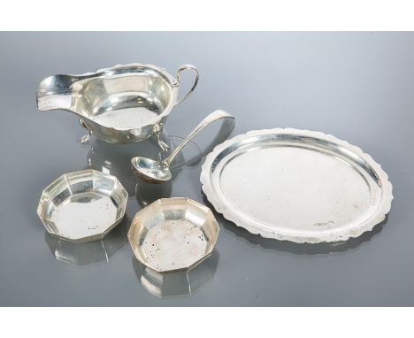 SILVER SAUCE BOAT AND SAUCE LADLE
maker Viners Ltd., Sheffield 1939, ladle 1938, with serpentine rim, boat 15cm long; togethe