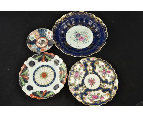 Four items of First Period Worcester porcelain - Royal blue bordered plate with floral centre, diam 25cm; plate with polychro