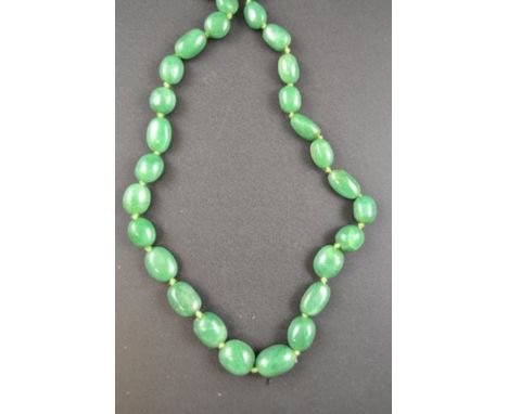 A graduated green jade bead necklace - L86cm. CONDITION REPORT: Good condition.