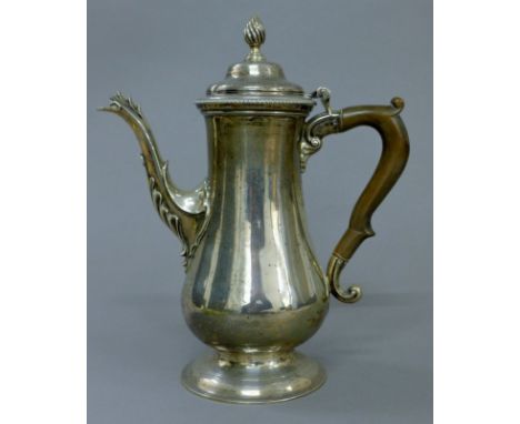 A Georgian silver coffee pot. 25 cm high. 25.3 troy ounces total weigh.