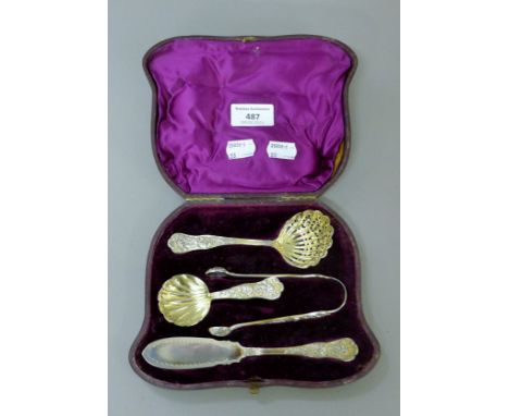 A cased silver Christening set. The case 19.5 cm wide. 5.3 troy ounces.
